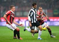 FUSSBALL SERIE A:  Philippe Mexes (li, AC Mailand) gegen Vucinic Mirko (Mitte, Juventus Turin) gegen Nigel De Jong (AC Mailand)