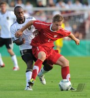 Fussball International  U 20 Laenderspiel:  Reinhold Yabo (li, Deutschland) gegen Tomasz Holota (re, Polen)