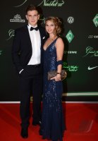 Fussball, 1. Bundesliga Saison 2012/2013: Niclas Fuellkrug posiert mit Begleitung