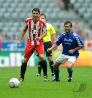 1. Fussball Bundesliga: Mark van Bommel (FC Bayern Muenchen)  gegen LOTHAR MATTHAEUS(Fitness First Winterstars)