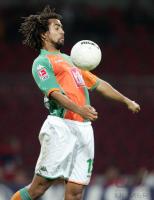 Fussball 1. Bundesliga: Bremen, OWOMOYELA Einzelaktion am Ball