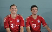 Fussball 1. Bundesliga 2010/2011:  Bastian Schweinsteiger, Thomas Mueller (v. li., FC Bayern Muenchen)