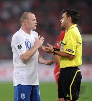 Fussball International EM 2012-Qualifikation: Wayne ROONEY (England)mit Schiri Nicola Rizzoli