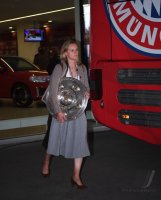 Fussball, 1. Bundesliga Saison 16/17: Jubel FC Bayern Muenchen mit Schale