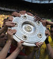 Fussball 1. Bundesliga : Haende  jubel mit Schale