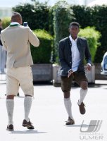 Fussball 1. Bundesliga 15/16: David Alaba (FC Bayern Muenchen) mit Schuhplattler