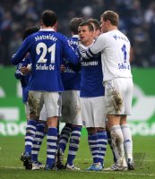 Fussball 1. Bundesliga : (v. li.) Schalke Jubel mit Christoph Metzelder, Jose Manuel Jurado,  Torwart Manuel Neuer