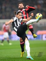 FUSSBALL SERIE A:  Jose Martin Caceres Silva (li, Juventus Turin) gegen Antonio Nocerino (AC Mailand)