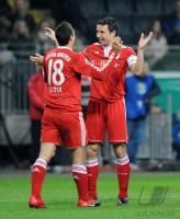 Fussball: Jubel mit Miroslav Klose und Mark van Bommel (FCB)