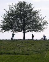 Rottenburg (Kreis Tuebingen) Schmuckbild / Wetterbild: Familie beim Spaziergang in der Abendsonne