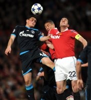 Fussball CHL  Saison 2010/2011:  Kyriakos Papadopoulos (li, FC Schalke 04) gegen John O Shea  (re, Manchester United FC)