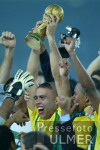 FUSSBALL Weltmeisterschaft  JUBEL;  Ronaldo mit  WM Pokal Brasilien  wird Weltmeister