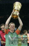 DFB Pokal Finale: Bremen - Aachen, BOROWSKI jubelt mit Pokal