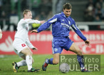 Fussball 1. Bundesliga: Gladbach - Schalke, Zweikampf