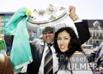Fussball 1. Bundesliga: Bremen feiert!. AILTON MIT FREUNDIN ROSALIE und Schale