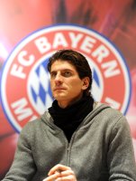 Fussball 1. Bundesliga : Mario Gomez vor dem FCB Logo (FC Bayern Muenchen)