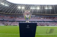 FUSSBALL INTERNATIONAL  CHL HALBFFINALE 11/12:  Der CL Pokal in der Allianz Arena