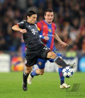 Fussball Champions League  Saison 2010/2011: Danijel Pranjic (li, FC Bayern Muenchen) gegen Alexander Frei (re, FC Basel)