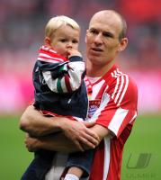 Fussball 1. Bundesliga : Arjen Robben mit seinem Sohn, Kind Luka (FCB)