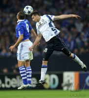 Fussball CHL  Saison 2010/2011: Edu (li, FC Schalke 04) gegen Thiago Motta (re, Inter Mailand)