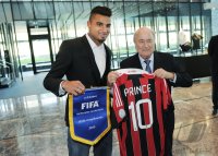 Fussball  International  FIFA Praesident Blatter (Schweiz) und Kevin Prince Boateng (AC Mailand)