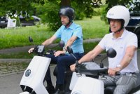 Oberbuergermeister Boris Palmer (Die Gruenen) testet ein E-Roller der Firma BLUEmobility