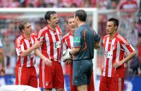 Fussball 1. Bundesliga: Philipp Lahm, Mark van Bommel, Bastian Schweinsteiger, Schiri Markus Schmidt, Diego Contento (v.li., FCB)