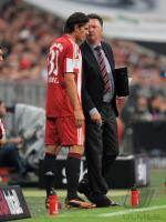 Fussball 1. Bundesliga Saison 2010/2011: Einwechslung Mario Gomez (FC Bayern Muenchen) durch Trainer Louis van Gaal (FC Bayern Muenchen) Thorsten Kinhoefer
