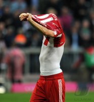 Fussball 1. Bundesliga : Arjen Robben (FC Bayern Muenchen) zieht sein Trikot aus