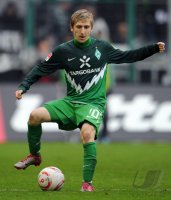 Fussball: 1. Bundesliga Saison 2010/2011: Bremen, MARIN am Ball