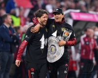 Fussball 1. Bundesliga Saison 21/22: JUBEL FC Bayern Muenchen feiert die 32. Meisterschaft