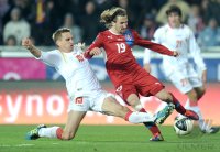 Fussball Nationalmannschaft : Milorad Pekovic (li, Montenegro) gegen Petr Jiracek (Tschechische Republik)