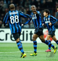 Fussball Champions League  Saison 2010/2011:  (v. li) JUBEL Inter Jonathan Biabiany, Samuel Eto'o , Eto