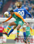 Fussball 1. Bundesliga: Schalke - Bremen, Zweikampf