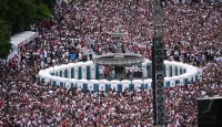 Fussball DFB Pokal Finale 24/25: Arminia Bielefeld - VfB Stuttgart, Public Viewing auf dem Schlossplatz