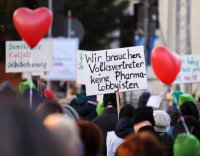 Kundgebung im Tuebinger Anlagenpark: 1200 Menschen demonstrierten gegen die einrichtungsbezogene Impfpflicht