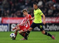 Fussball Champions League: Thomas Mueller (li, FC Bayern Muenchen) gegen Granit Xhaka  (re, FC Basel)