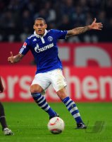 Fussball: 1. Bundesliga Saison 2010/2011, Schalke: JONES am Ball