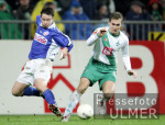 Fussball 1. Bundesliga: Bremen - Rostock, Zweikampf