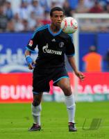 Fussball 1. Bundesliga  Saison 2010/2011: Schalke 04, MATIP am Ball