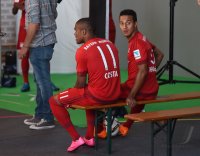 Fussball 1. Bundesliga 15/16:  Douglas Costa und Thiago Alcantara (FC Bayern Muenchen)