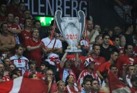 Fussball CHL  Saison 2011/2012: JUBEL  FC Bayern Muenchen FANS mit pokal