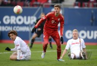 Fussball 1. Bundesliga, Saison 2012/2013:  Koo Ja Cheol  (li, FC Augsburg) gegen Thomas Mueller (Mitte, FC Bayern Muenchen) gegen Kevin Voigt (FC Augsburg)