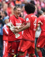 Fussball, 1. Bundesliga  Saison 13/14: Jubel FC Bayern Muenchen mit Schale
