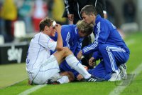 Fussball 1. Bundesliga : Benedikt Hoewedes (FC Schalke 04) VERLETZT AM BODEN VOLLER BLUT