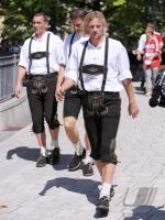 1. Fussball Bundesliga : FC Bayern in Lederhosen bei Paulaner