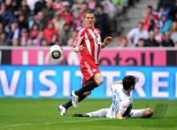 Fussball 1. Bundesliga: Bastian Schweinsteiger (li, FCB) gegen Mergim Mavraj (re, Bochum)