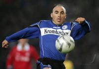 Fussball 1. Bundesliga: Bielefeld, VATA Einzelaktion am Ball