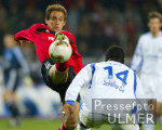 Fussball 1. Bundesliga: Leverkusen - Schalke, Zweikampf