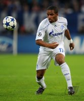 Fussball: Champions League, Saison 2010/2011: Schalke - Lissabon, FARFAN am Ball
